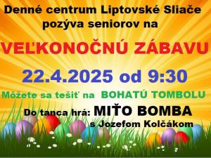 Skupina usmievajúcich sa seniorov